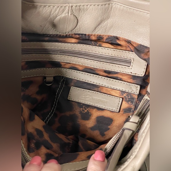 B. MAKOWSKY Sexy Taupe Leather w/Silver Hardware Shoulder Bag - Picture 4 of 5